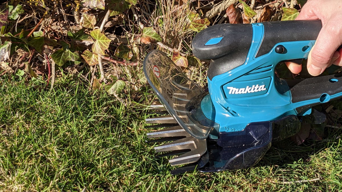 Bildergalerie: Makita DUM604ZX Makita DUM604ZX: Die zwei gegeneinander laufenden Klingen kommen auch mit dichtem Gras gut zurecht